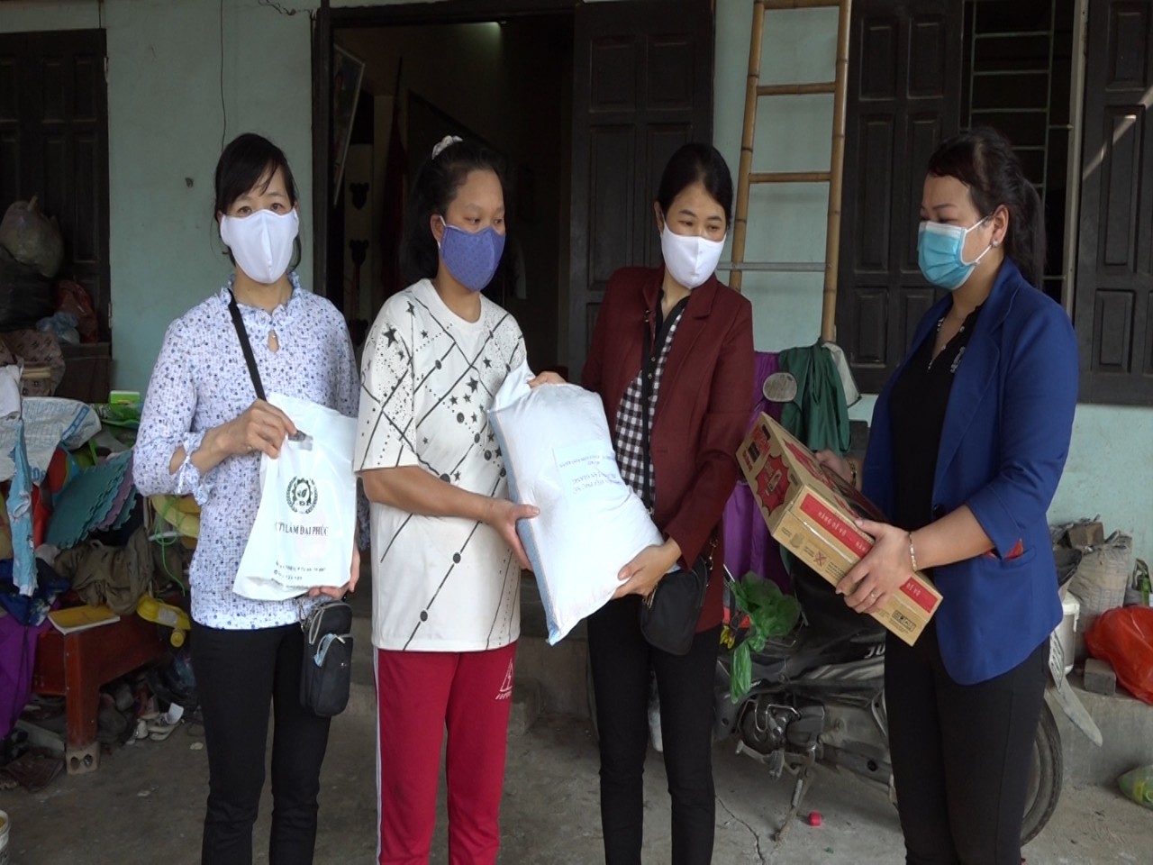 Hội LHPN phường Tân Giang, Thành phố Cao Bằng tặng quà  cho hội viên có hoàn cảnh khó khăn