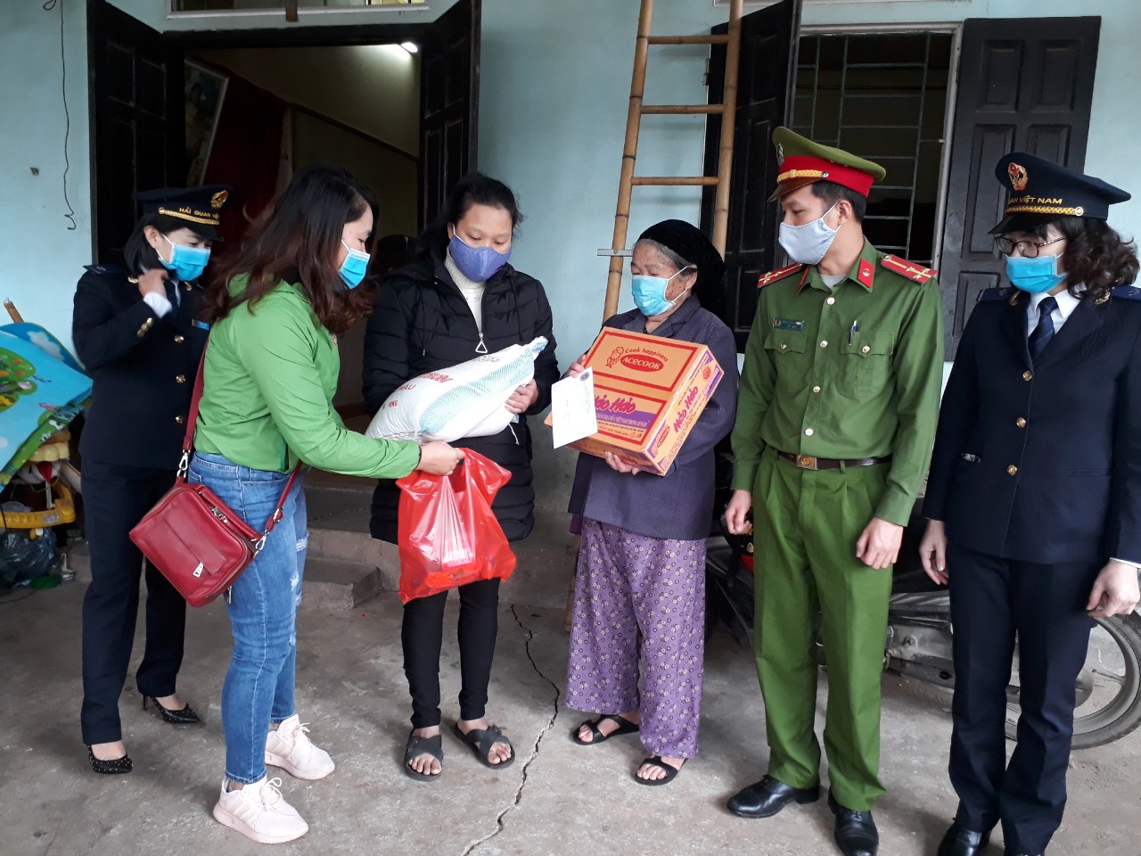 Hội LHPN phường Tân Giang chia sẻ khó khăn với hội viên phụ nữ nghèo  bị ảnh hưởng dịch bệnh Covid-19