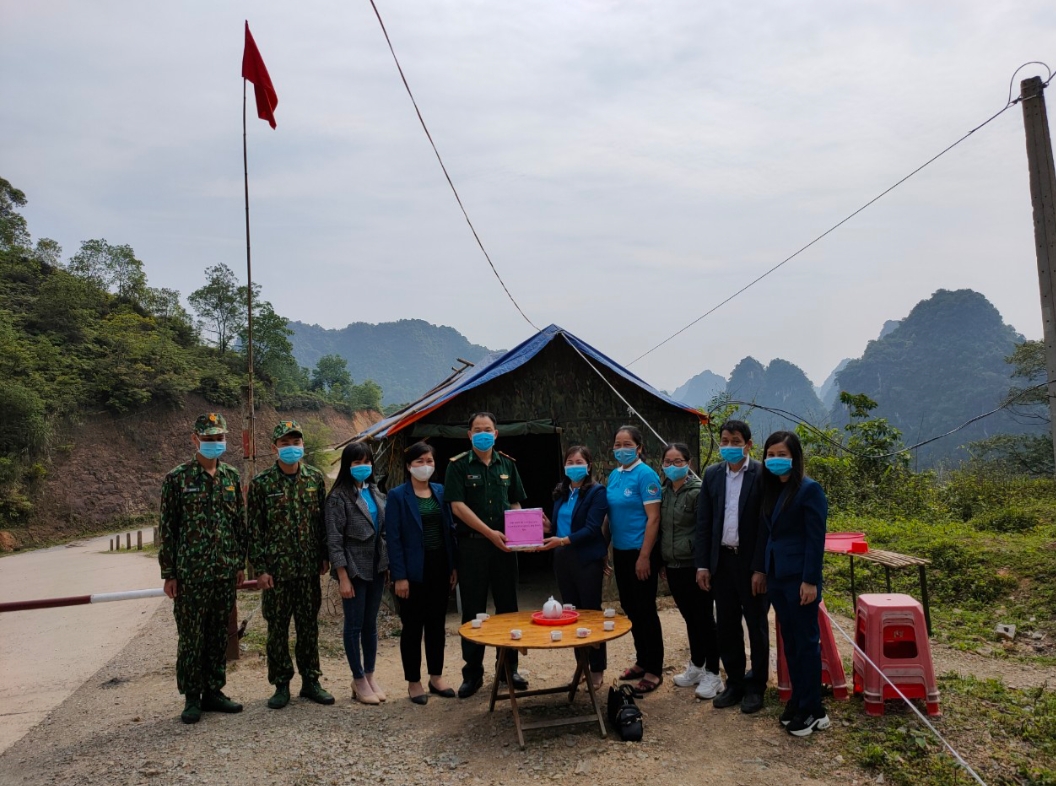 Phụ nữ Hạ Lang đẩy mạnh các hoạt động thăm hỏi, động viên các tổ công tác Biên phòng đang làm nhiệm vụ phòng, chống dịch bệnh