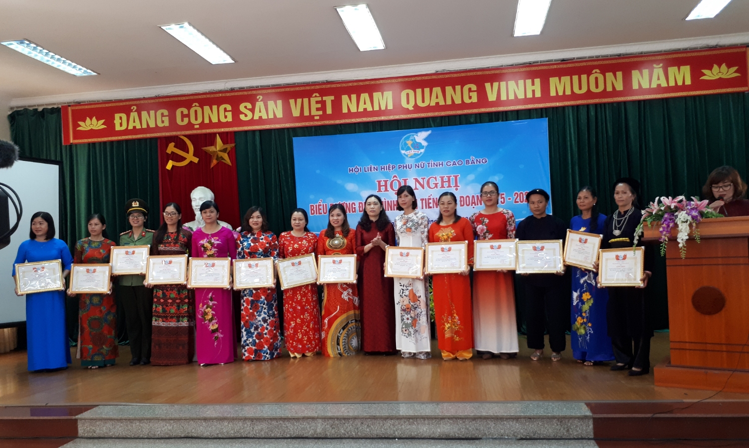 Đ/c Nông Thị Tuyết - Chủ tịch Hội LHPN tỉnh trao bằng khen cho các điển hình tham dự Hội nghị