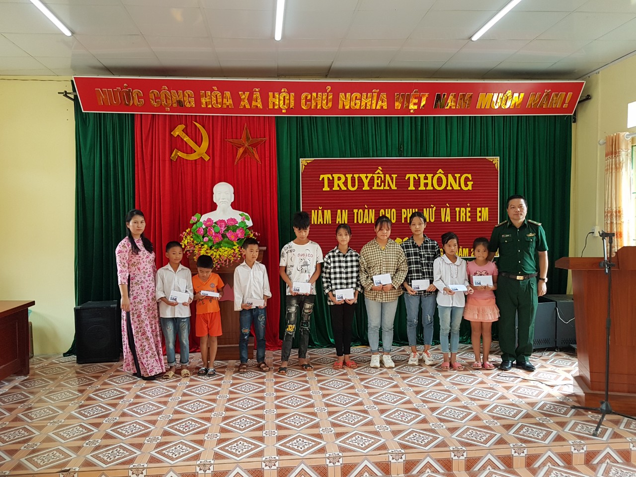 Hội LHPN xã Tri Phương, huyện Trùng Khánh phối hợp với lực lương vũ trang  truyền thông về chủ đề năm 2020