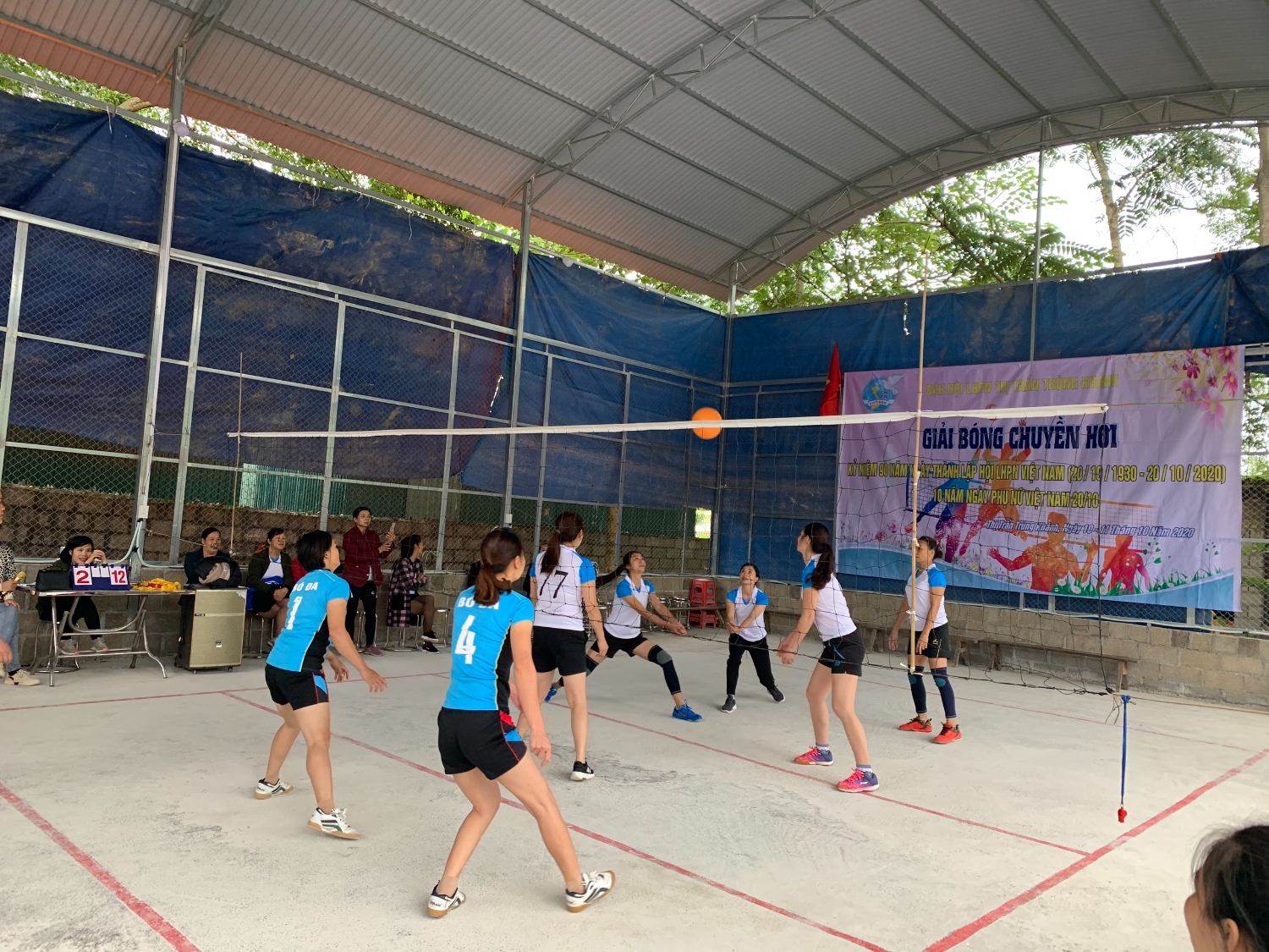 Phụ nữ Thị trấn Trùng Khánh tổ chức giải bóng chuyền hơi chào mừng 90 năm ngày thành lập Hội