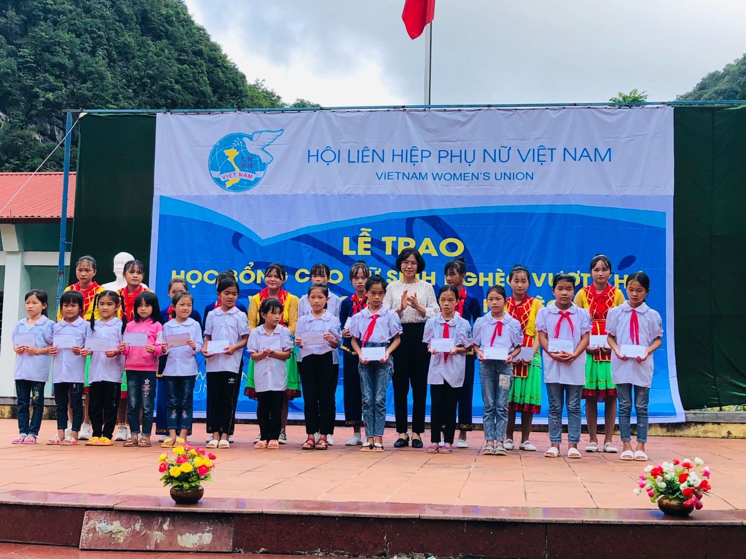Hội LHPN Việt Nam với hoạt động thực hiện Chương trình đồng hành cùng phụ nữ biên cương tại xã Cải Viên