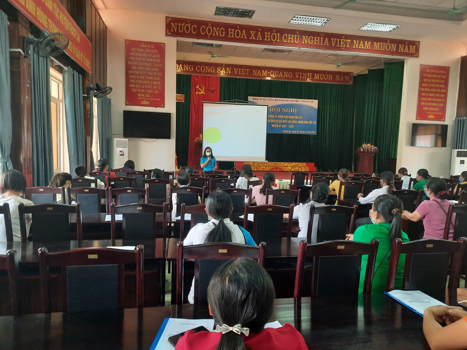 Hội LHPN huyện Thạch An phối hợp tổ chức tập huấn cho nữ ứng cử viên lần đầu tham gia ứng cử đại biểu HĐND cấp xã nhiệm kỳ 2021 - 2026