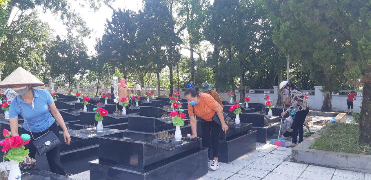 Phụ nữ Thành Phố tham gia  vệ sinh Nghĩa trang