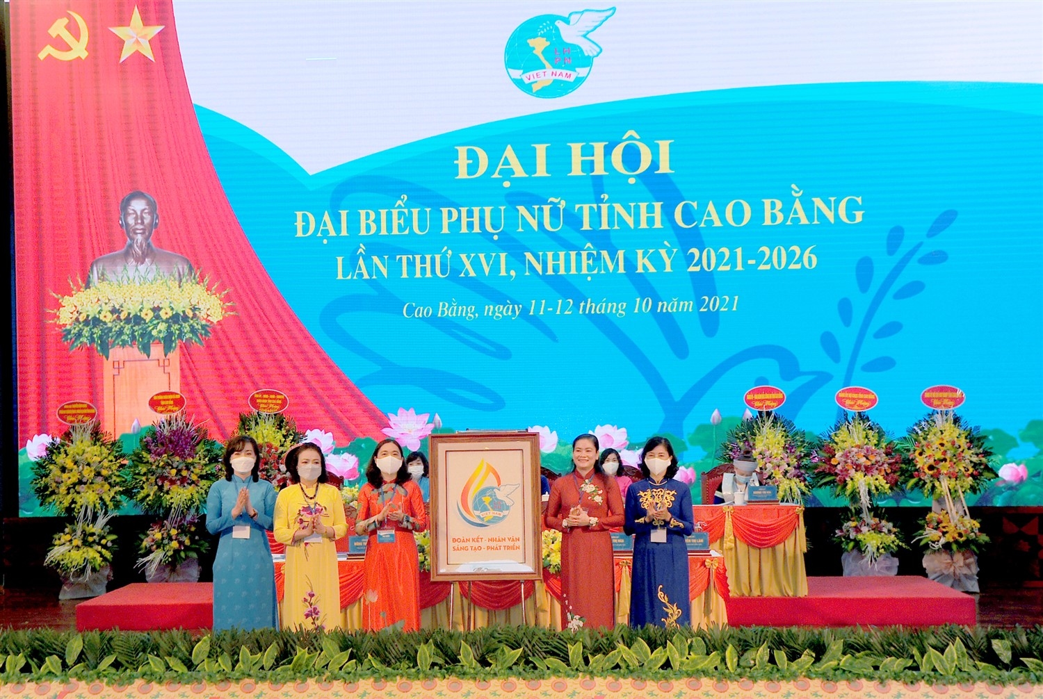 Phó Chủ tịch Hội LHPN Việt Nam Đỗ Thị Thu Thảo (thứ hai từ phải qua) chúc mừng Đại hội Đại biểu Phụ nữ tỉnh Cao Bằng