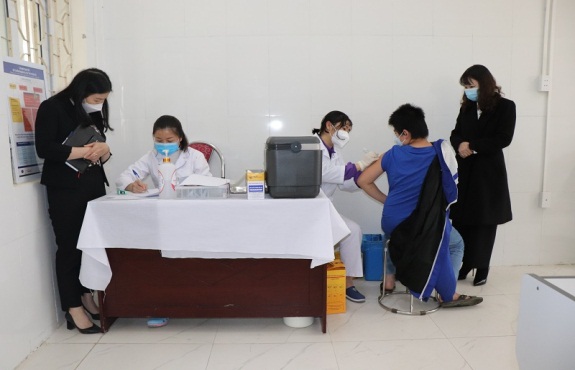 Lãnh đạo Trung tâm Kiểm soát bệnh tật tỉnh giám sát công tác tiêm vắc xin tại Trung tâm Y tế huyện Hòa An. Ảnh: Nguyễn Khoa