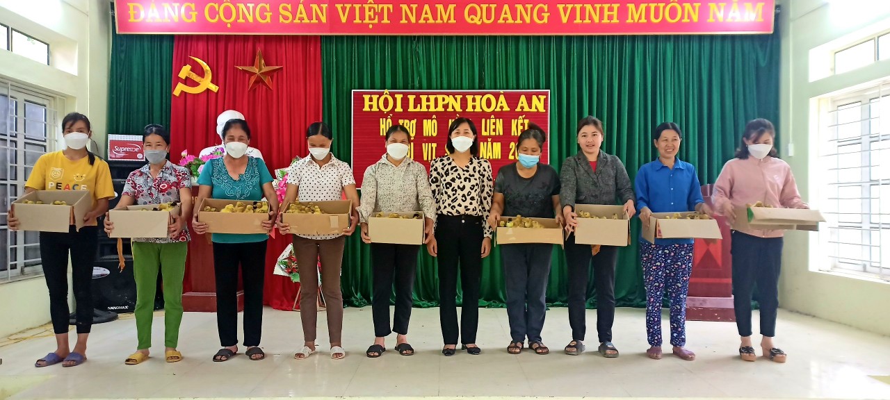 Hội LHPN huyện Hòa An hỗ trợ vịt giống cho các thành viên tại Lễ ra mắt Mô hình