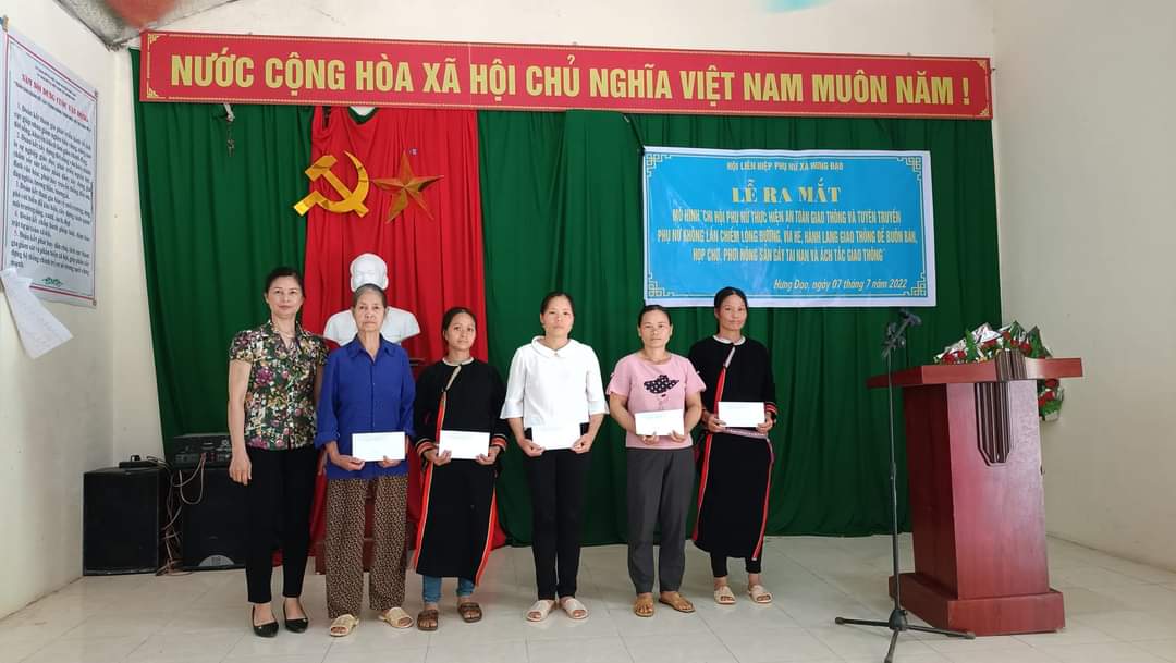 Lãnh đạo Hội LHPN tỉnh Cao Bằng phát biểu, trao kinh phí hỗ trợ cho Câu Lạc bộ tại xóm Bản Riền, xã Hưng Đạo