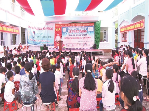 Đông đảo phụ nữ tham gia Lễ phát động Năm an toàn cho phụ nữ và trẻ em tại xã Quang Trung (Trùng Khánh).