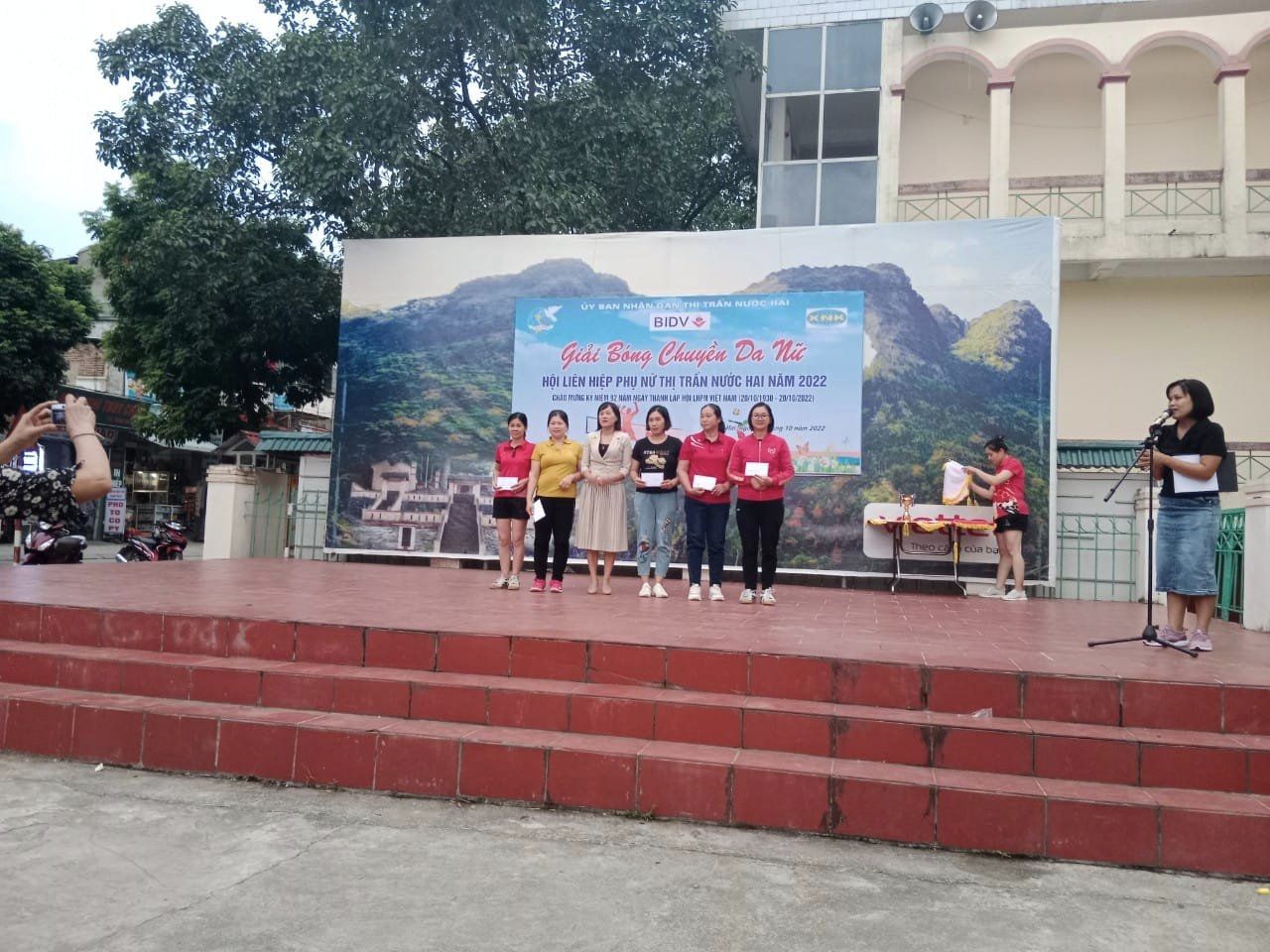 Hội LHPN thị trấn Nước Hai tổ chức Giải bóng chuyền da nữ  chào mừng kỷ niệm 92 năm ngày thành lập Hội LHPN Việt Nam