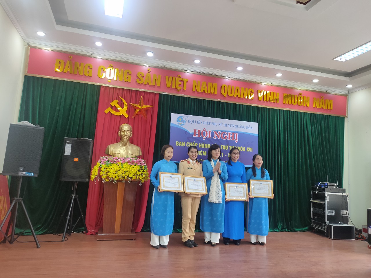 Đ/c Nguyễn Thị Nguyệt Minh, Phó Chủ tịch Hội LHPN tỉnh tặng Bằng khen cho các tập thể có thành tích trong thực hiện phong trào thi đua và nhiệm vụ công tác Hội năm 2022