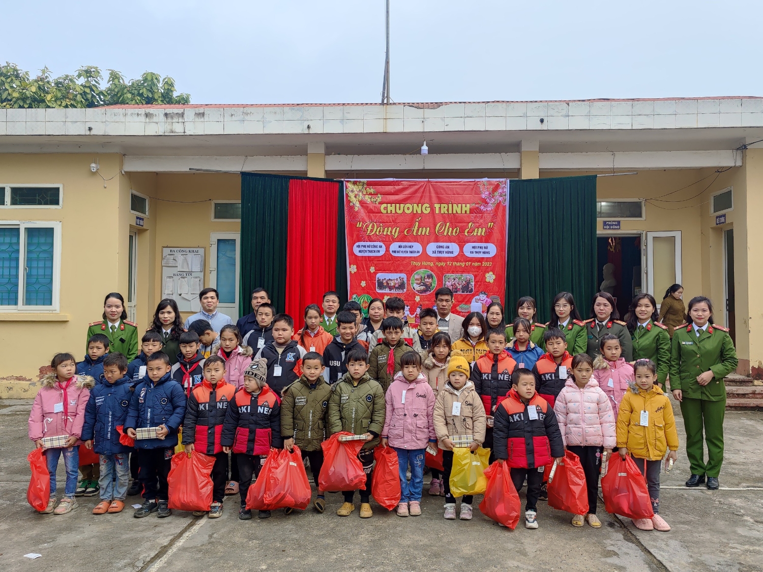 Hội LHPN huyện Thạch An phối hợp tổ chức  Chương trình tình nguyện “Đông ấm cho em”