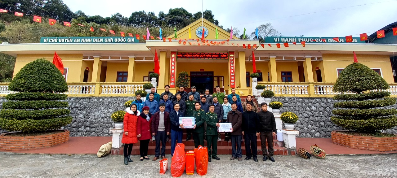 Hội LHPN huyện Hạ Lang phối hợp thăm tặng quà dịp Tết Nguyên đán Quý Mão năm 2023