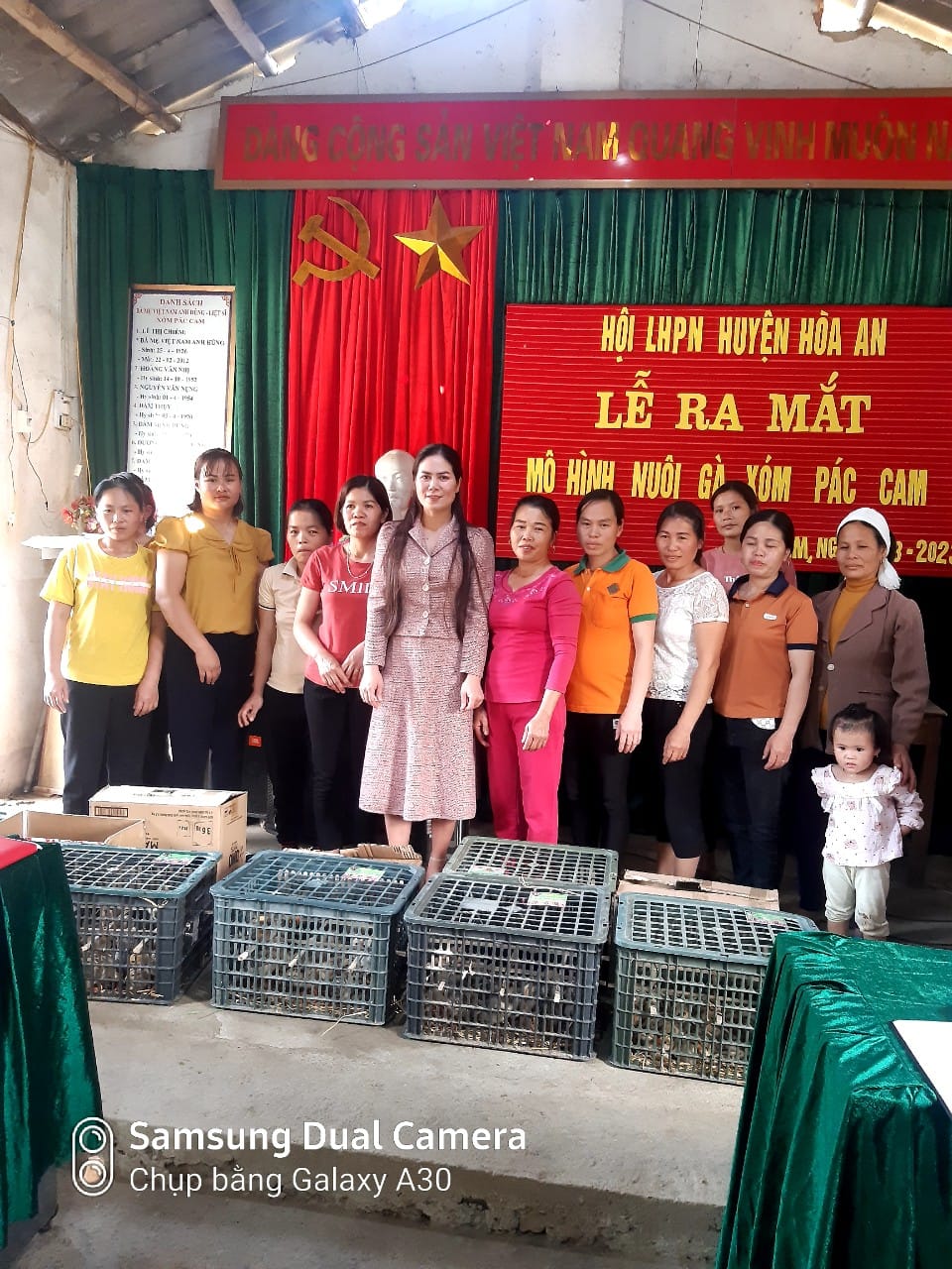 Hội LHPN huyện Hòa An tổ chức ra mắt mô hình “chăn nuôi gà” tại xóm Pác Cam