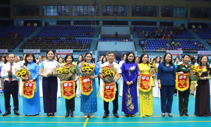 Phó Chủ tịch nước Võ Thị Ánh Xuân (thứ 5 từ phải sang), Chủ tịch Hội LHPN Việt Nam Hà Thị Nga (thứ 3 từ trái sang) và các đại biểu trao cờ lưu niệm cho các đội thi