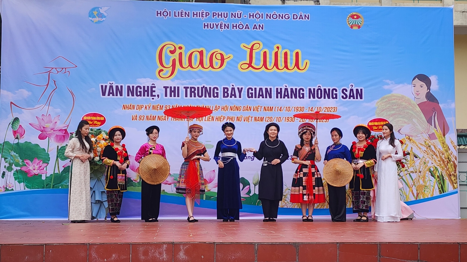 Hội LHPN huyện Hòa An phối hợp tổ chức chương trình giao lưu văn nghệ, thi trưng bày gian hàng nông sản