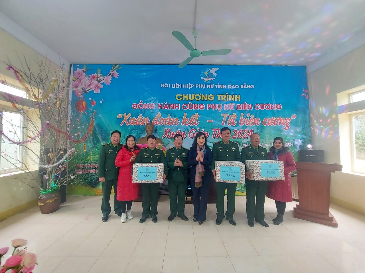 Đ/c Nguyễn Thị Nguyệt Minh, PCT Hội LHPN tỉnh tặng quà cho Đồn và các tổ công tác