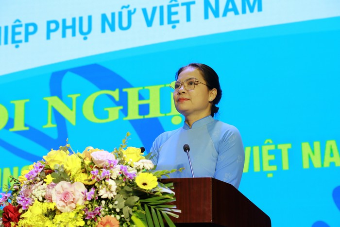 Ủy viên BCH TW Đảng, Chủ tịch Hội LHPN Việt Nam Hà Thị Nga phát biểu tại Hội nghị Ban Chấp hành TW Hội LHPN Việt Nam lần thứ 8, khóa XIII