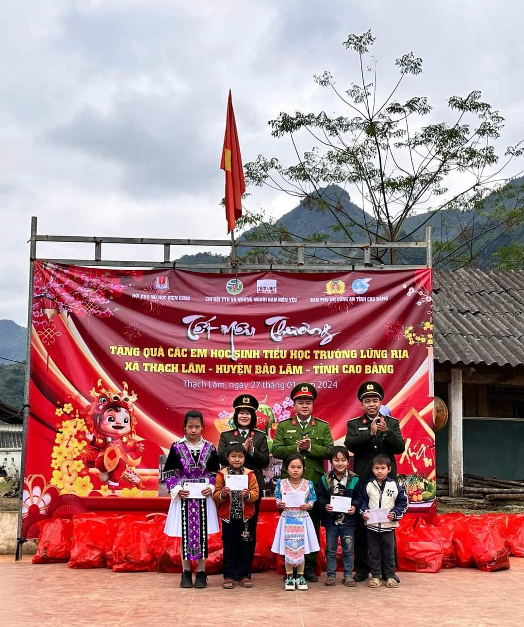 Ban Phụ nữ Công an tỉnh Cao Bằng phối hợp tổ chức Chương trình “Tết yêu thương” tại điểm trường Lũng Rịa, xã Thạch Lâm, Huyện Bảo Lâm
