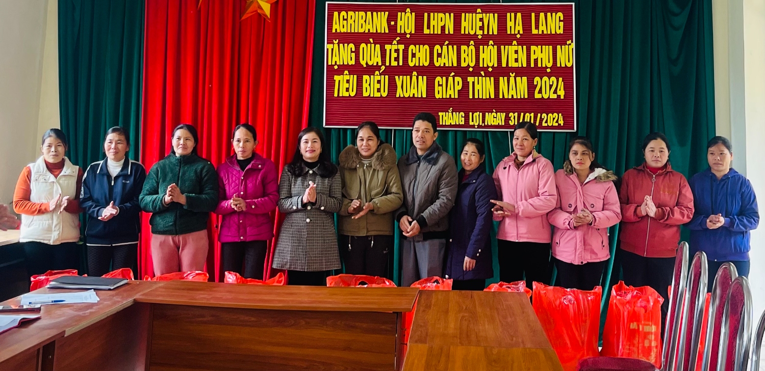 Hội LHPN huyện Hạ Lang trao tặng quà tết cho Hội viên phụ nữ nghèo, có hoàn cảnh khó khăn