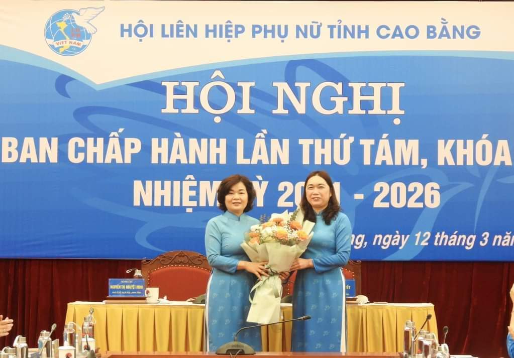 Lãnh đạo Hội LHPN tỉnh tặng hoa chúc mừng Phó Chủ tịch Hội LHPN tỉnh Hoàng Thị Thương