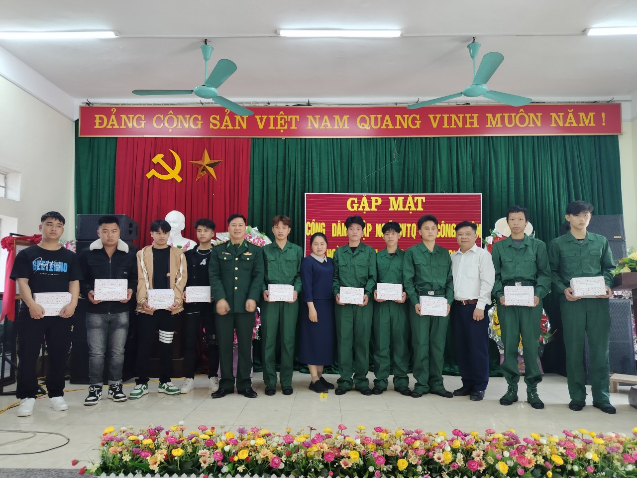 Các cấp Hội Phụ nữ huyện Hà Quảng tổ chức thăm, tặng quà tân binh lên đường nhập ngũ.