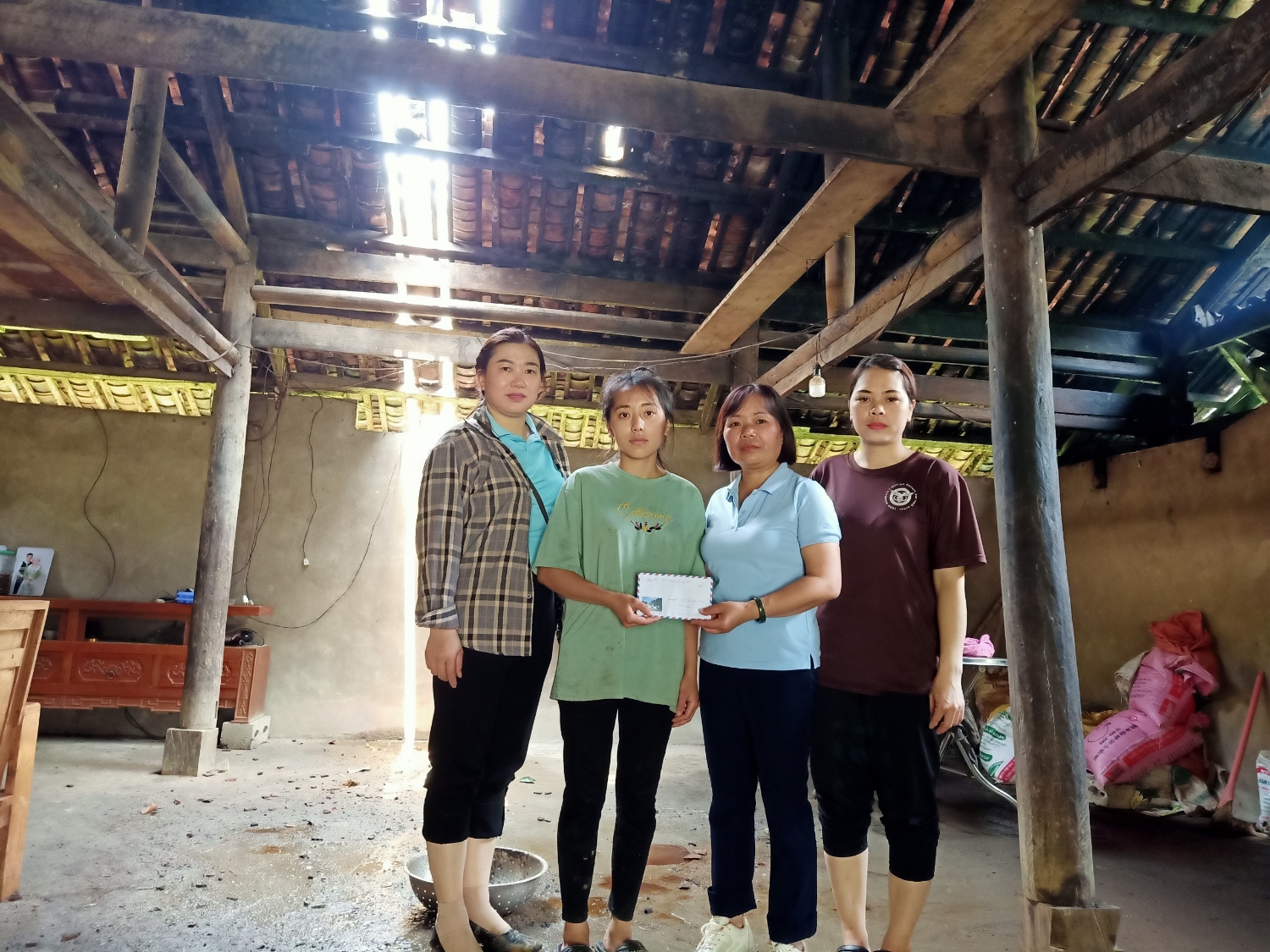 Phụ nữ Quảng Hòa hỗ trợ hội viên khắc phục hậu quả sau thiên tai