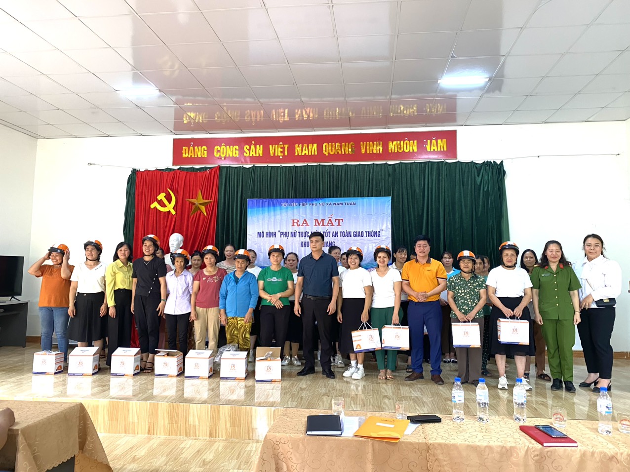 Hội LHPN xã Nam Tuấn tổ chức ra mắt  Mô hình “Phụ nữ thực hiện tốt ATGT”