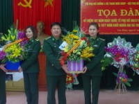 Đại diện các đồn biên phòng tặng hoa chúc mừng Hội Phụ nữ Xưởng 4 và Hội Phụ nữ BĐBP Cao Bằng. Ảnh: Thế Tùng