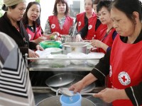 Chi hội Phụ nữ liên tổ 20, 21 phường Sông Hiến, thành phố Cao Bằng với "Nồi cháo tình thương vì bệnh nhân nghèo"