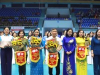 Phó Chủ tịch nước Võ Thị Ánh Xuân (thứ 5 từ phải sang), Chủ tịch Hội LHPN Việt Nam Hà Thị Nga (thứ 3 từ trái sang) và các đại biểu trao cờ lưu niệm cho các đội thi