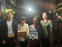 Hội Phụ nữ Công an huyện Bảo Lâm thăm, tặng quà trẻ em mồ côi trước thềm khai giảng năm học mới