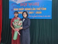 Đồng chí Hoàng Thị Thương - Phó Chủ tịch Thường trực Hội LHPN  tỉnh phát biểu giao nhiệm vụ và tặng hoa chúc mừng đồng chí tân Chủ tịch Hội LHPN huyện