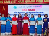 Lãnh đạo Hội LHPN tỉnh tặng Bằng khen cho các tập thể và cá nhân đạt thành tích xuất sắc