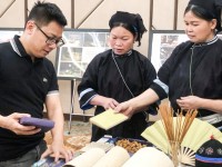 Phụ nữ xã Quảng Uyên khởi nghiệp sản xuất sản phẩm mới giấy bản và hương thơm giới thiệu bán hàng tại sự kiện văn hóa của tỉnh.