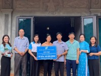 Hội LHPN tỉnh Cao Bằng bàn giao kinh phí hỗ trợ xóa nhà tạm, nhà dột nát cho gia đình chị Lý Thị Sái, xóm Lạc Hiển, xã Quang Hán.