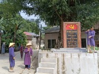 Hội viên phụ nữ xã Quang Trung tham gia tổng vê sinh môi trường.