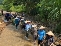 Chị em phụ nữ chuyển đá xây cầu dân sinh.