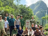 Hội viên phụ nữ phối hợp tham gia phát quang đường biên, cột mốc