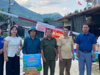 Hội LHPN xã Sơn Lộ phối hợp với các tổ chức chính trị - xã hội của xã đến thăm hỏi, tặng quà và động viên lực lượng đang làm nhiệm vụ tại các chốt kiểm dịch tả lợn Châu Phi.