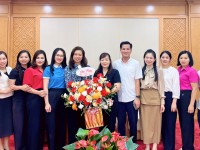 Đồng chí Đoàn Thị Lê An, Phó Chủ tịch Ủy ban MTTQ Việt Nam tỉnh, Chủ tịch Hội LHPN tỉnh chúc mừng Văn phòng Đoàn đại biểu Quốc hội và HĐND tỉnh.