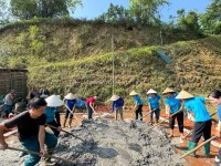 Hội LHPN phường Tân Giang phối với các lực lượng hỗ trợ ngày công lao động giúp hộ gia đình ông Luân Văn Nhay, xóm Chu Trinh 3 đổ bê tông nền nhà, vận chuyển vật liệu xây dựng.