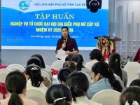 Chủ tịch Hội LHPN tỉnh Đoàn Thj Lê An phổ biến các Chỉ thị, Hướng dẫn tổ chức Đại hội đại biểu Phụ nữ các cấp nhiệm kỳ 2025 - 2030, tiến tới Đại hội đại biểu Phụ nữ toàn quốc lần thứ XIV cho các học viên.