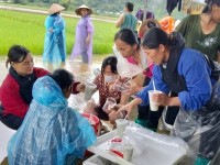 Hội viên phụ nữ xã Hòa An nấu cháo hỗ trợ lực lượng thực hiện nhiệm vụ.
