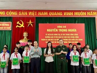 Phó Chủ tịch Trung ương Hội LHPN Việt Nam Nguyễn Thị Thu Hiền tặng quà cho các em học sinh có hoàn cảnh khó khăn bị ảnh hưởng bởi cơn bão số 10.
