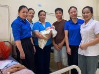 Đại diện Hội LHPN xã Phục Hòa và các đoàn thể xã chia sẻ niềm vui cùng gia đình sản phụ.