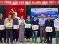 Hội Liên hiệp Phụ nữ tỉnh trao quà hỗ trợ cho các hộ gia đình có hoàn cảnh khó khăn bị ảnh hưởng bởi bão số 10, số 11 tại xã Cốc Pàng.