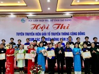 Ban tổ chức trao giải cho các Tổ truyefn thông cộng đồng.