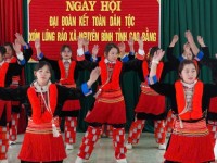 Các tiết mục dân vũ tươi vui, rực rỡ sắc màu trang phục dân tộc truyền thống.